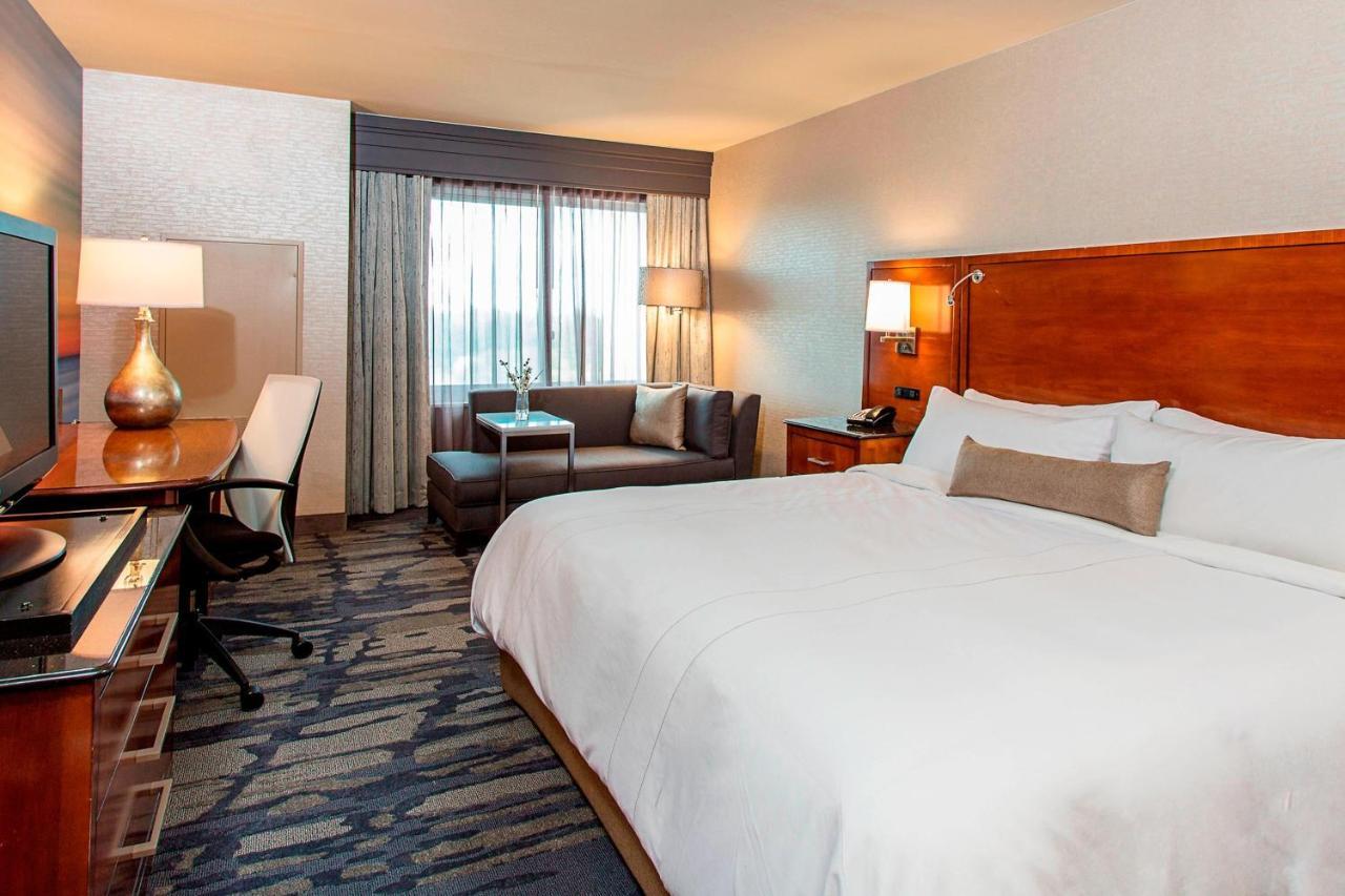 Rochester Airport Marriott Exterior photo