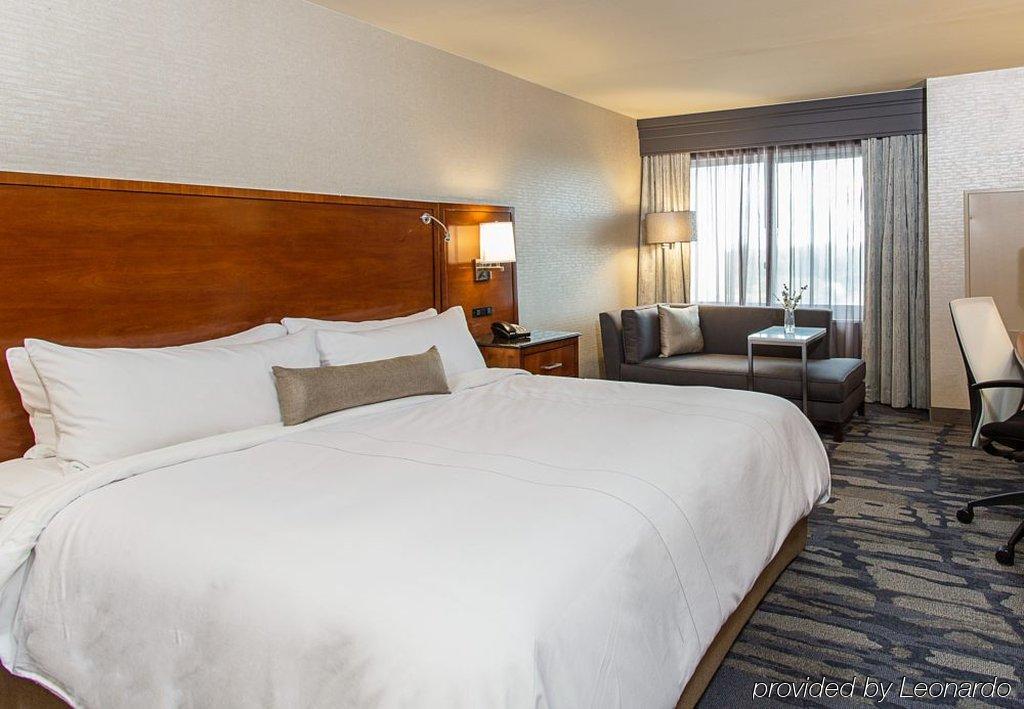 Rochester Airport Marriott Exterior photo