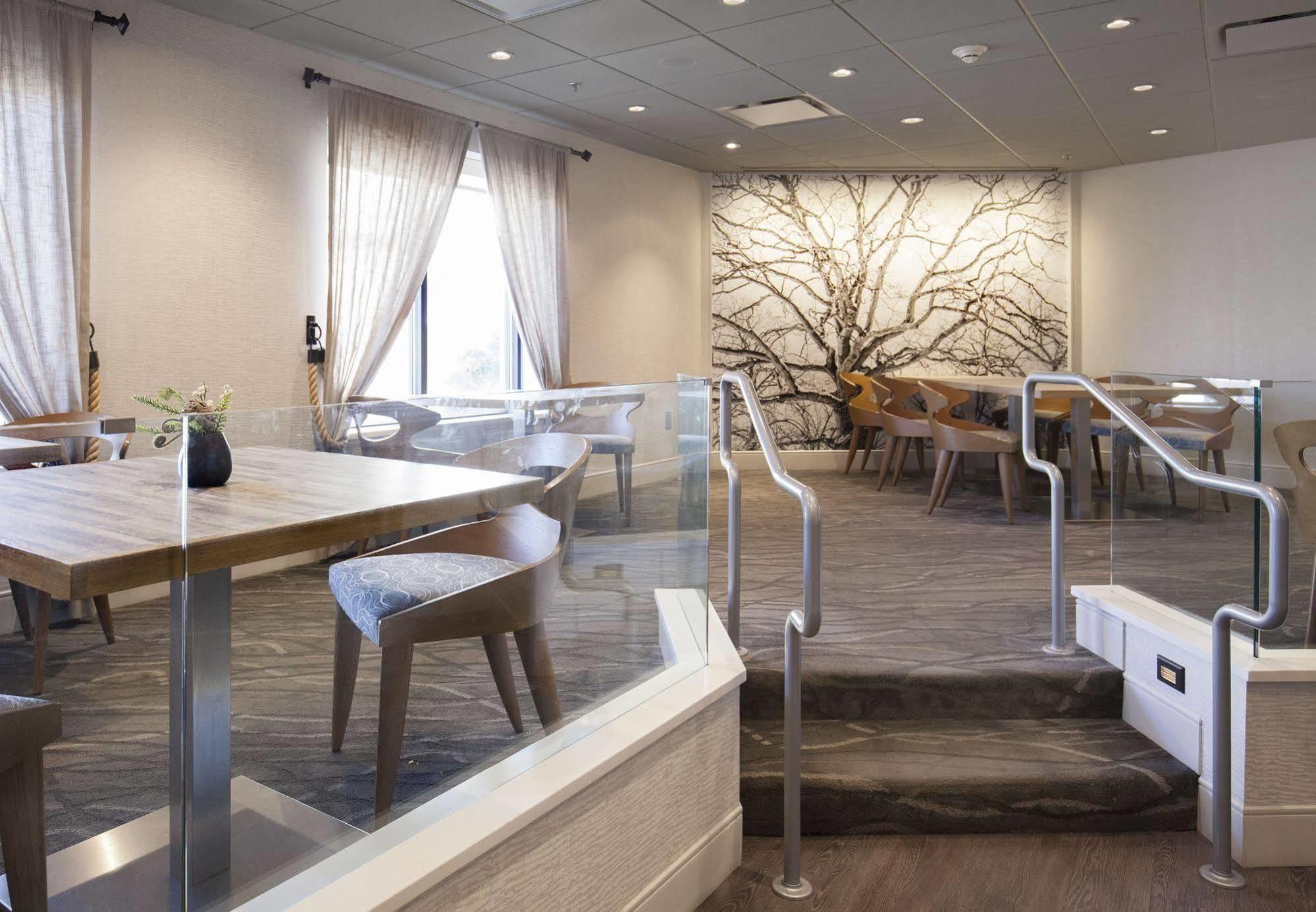 Rochester Airport Marriott Exterior photo